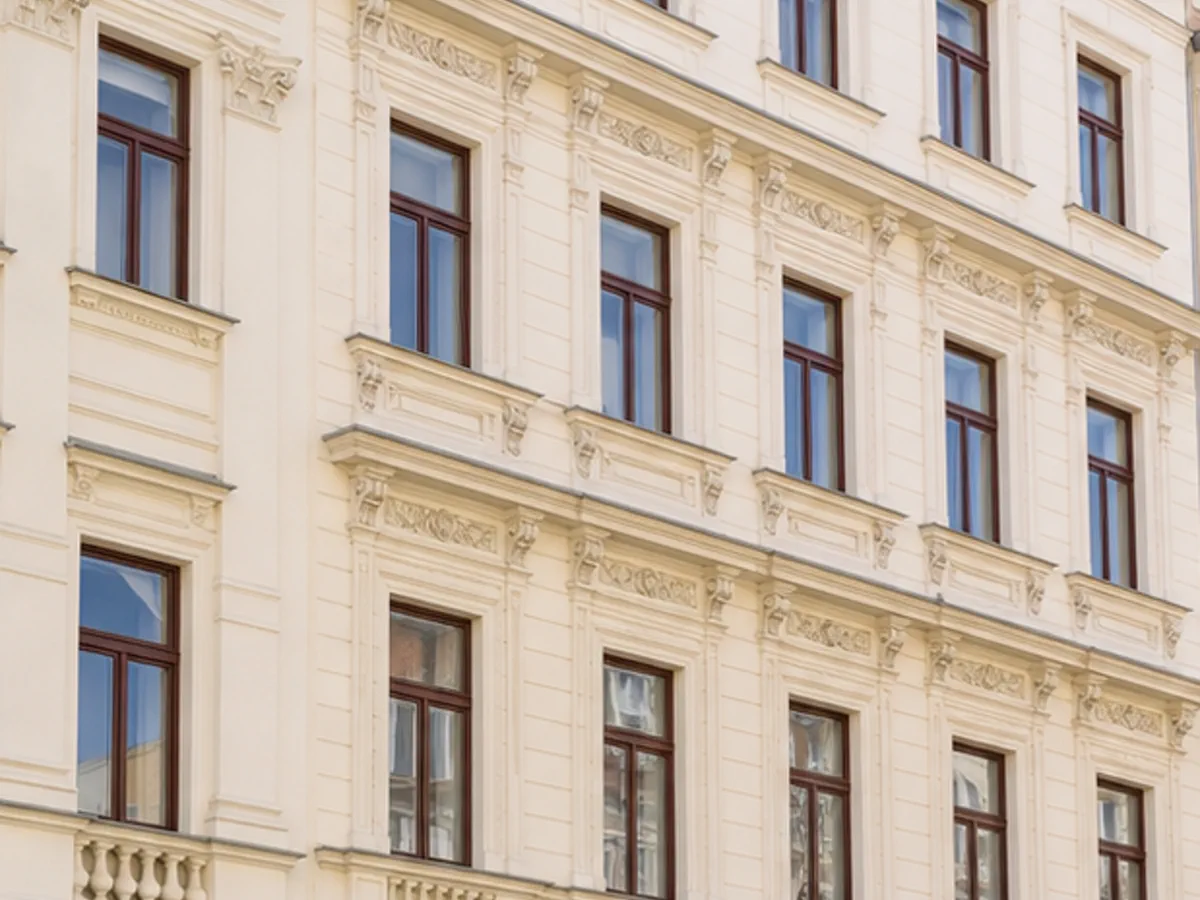 Detail einer gepflegten Wiener Altbaufassade